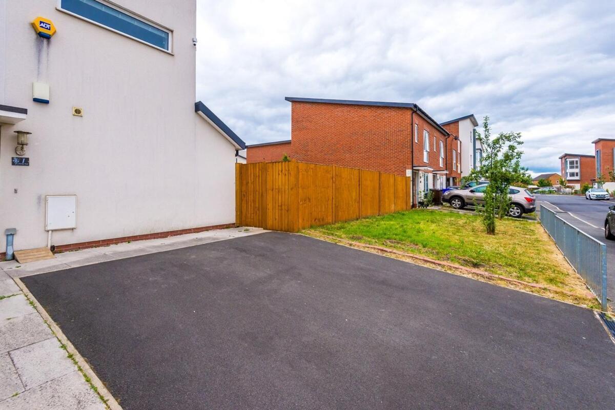 Holiday home Four Bedroom House By Brookland Serviced Short Lets With Free Wifi Manchester